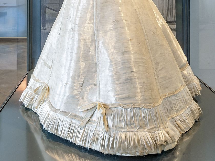 Infantin Eulalia’s Glasfaserkleid. Sonderpräsentation in der Ausstellung Museumgeschichte.