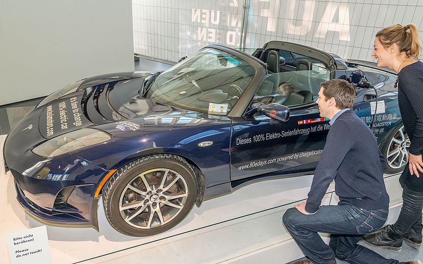 Besucher begutachten das Elektroauto Tesla Roadster.