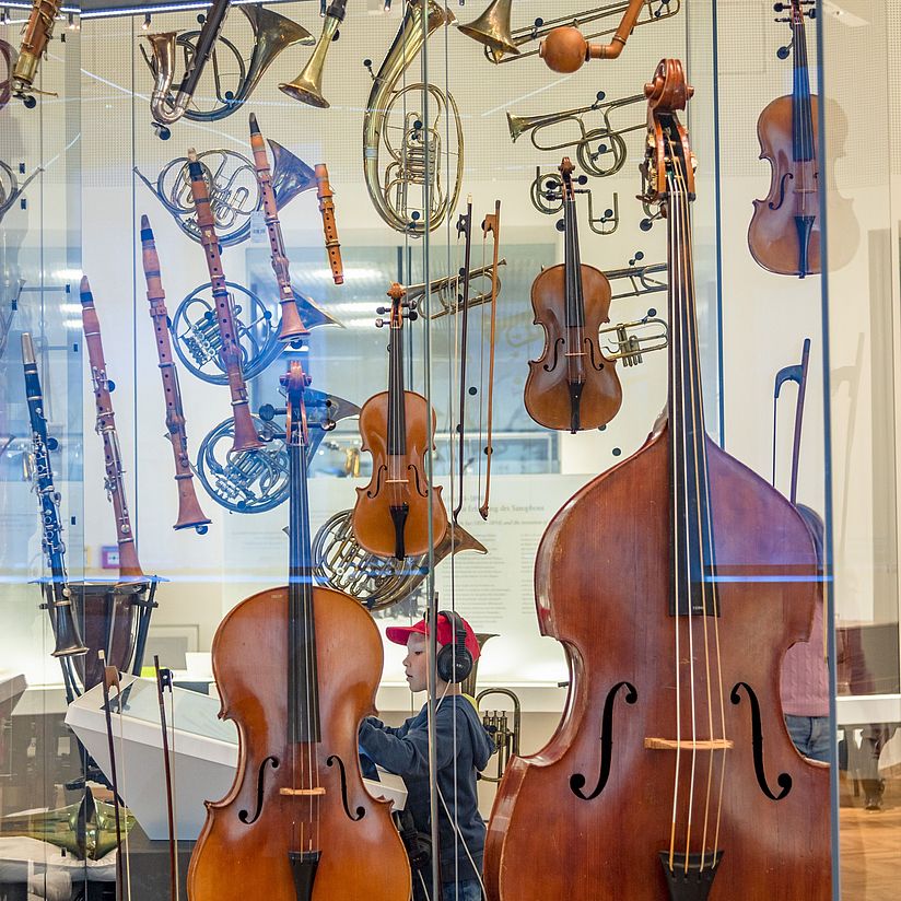 Verschiedene Streichinstrumente im Orchesterkubus.