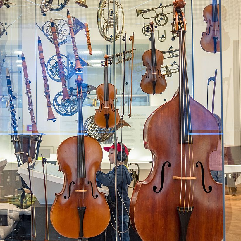 Verschiedene Streichinstrumente im Orchesterkubus.