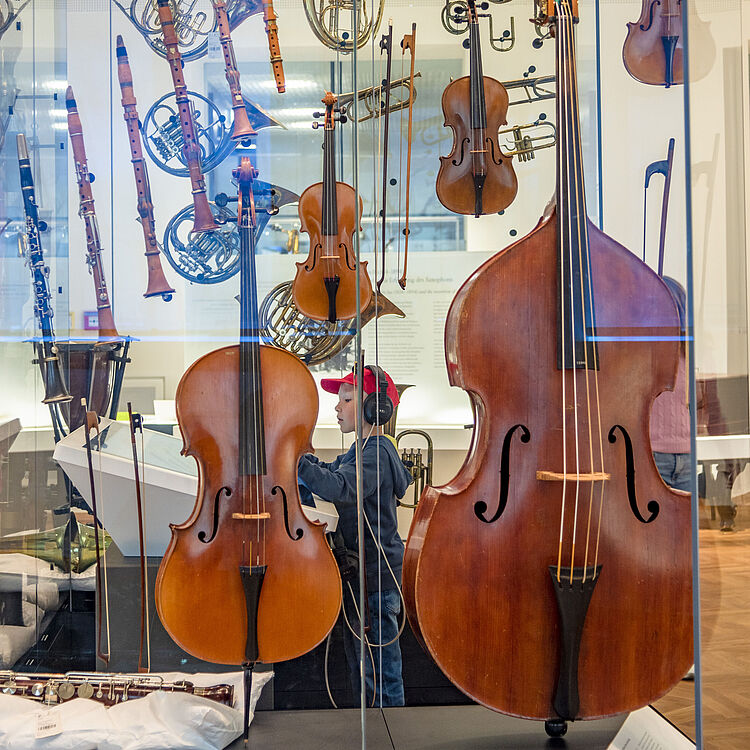 Verschiedene Streichinstrumente im Orchesterkubus.