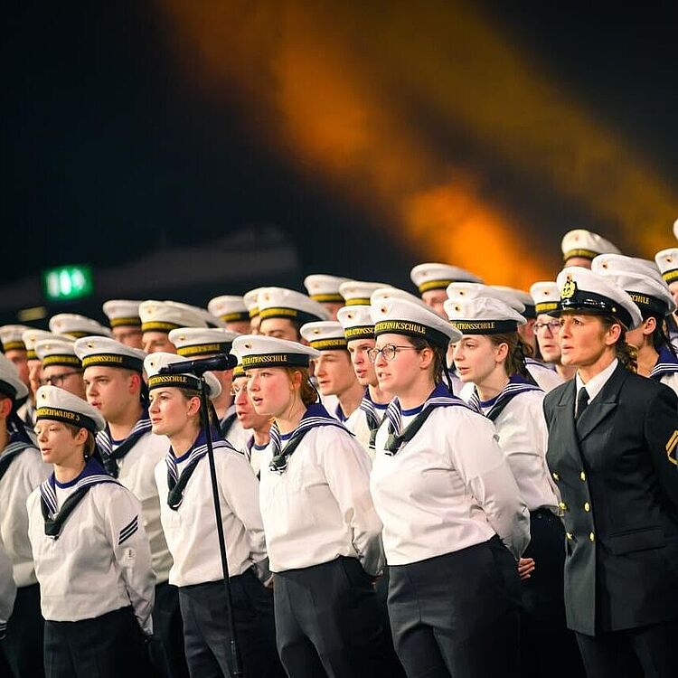 Singende Matrosinnen und Matrosen des Original Marinchors "Blaue Jungs aus Bremerhaven" beim Auftritt.