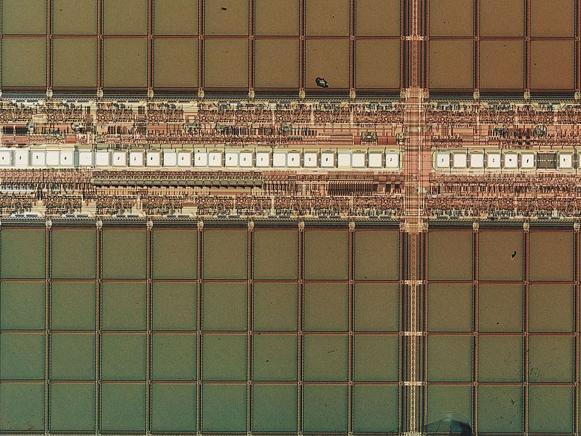 Speicherchip aus mehrfarbigen Kästchen auf Blatt Papier aufgeklebt, Farbfoto.