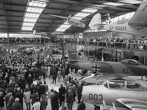 Die neue Ausstellungshalle in der Flugwerft Schleißheim mit zahlreichen Gästen bei der Eröffnung der ersten Zweigstelle im September 1992.