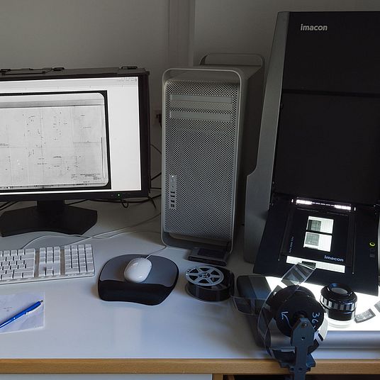 Blick auf einen Arbeitsplatz im Fotoatelier.