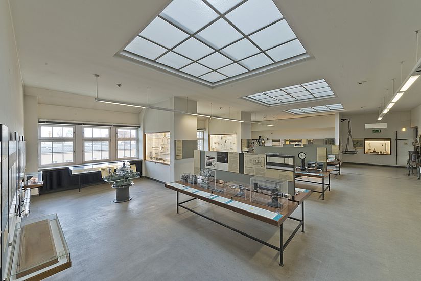 Blick in die Ausstellung Maß und Gewicht.