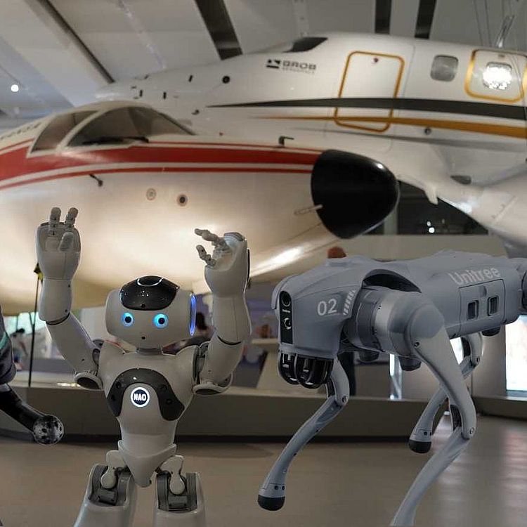 Vier verschiedenen Roboter stehen in der Ausstellung Moderne Luftfahrt.