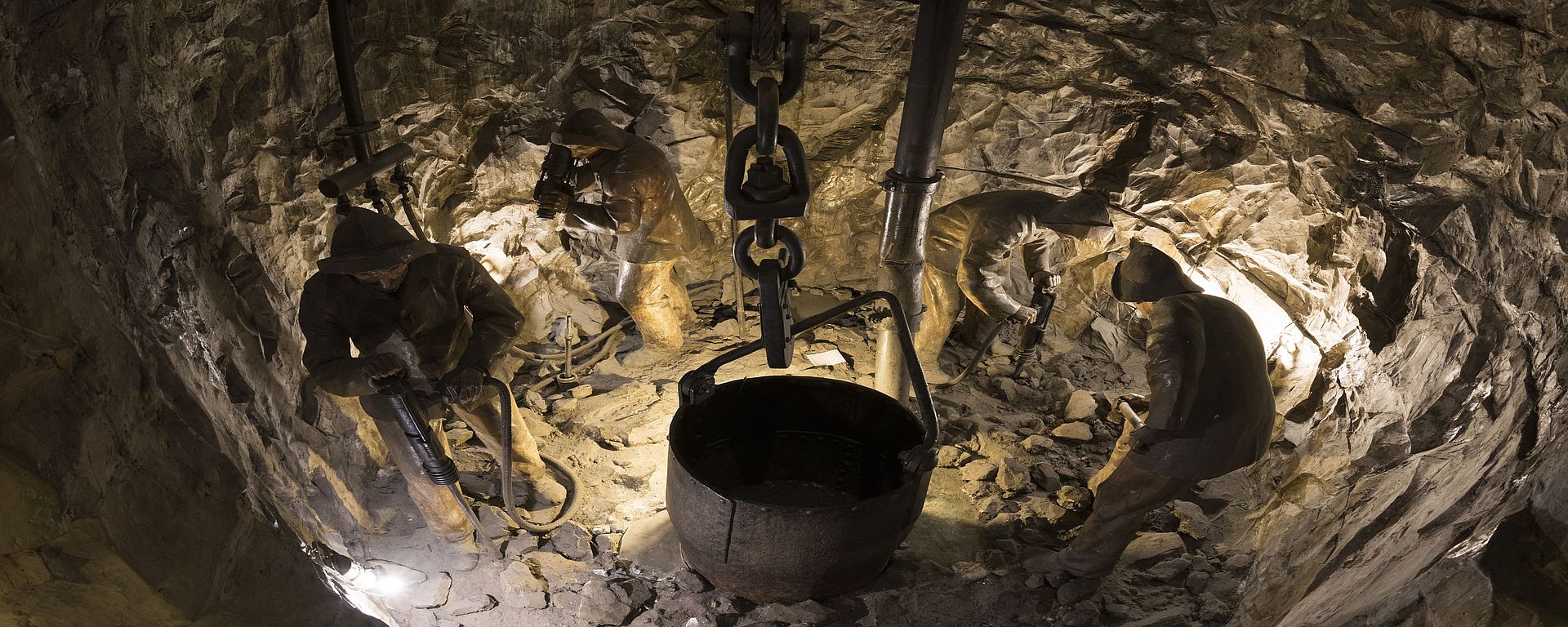Sinking a shaft Sinking a shaft in a hard rock mass