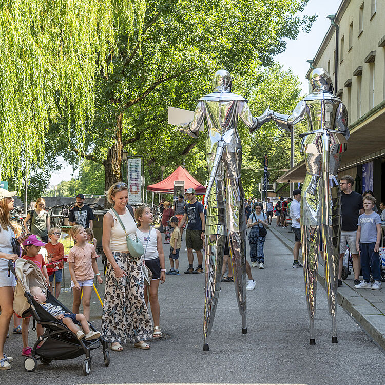 Roboterkostüme auf Stelzen, Festival der Zukunft 2025
