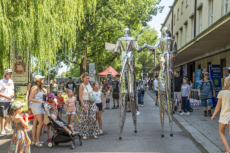 Roboterkostüme auf Stelzen, Festival der Zukunft 2025