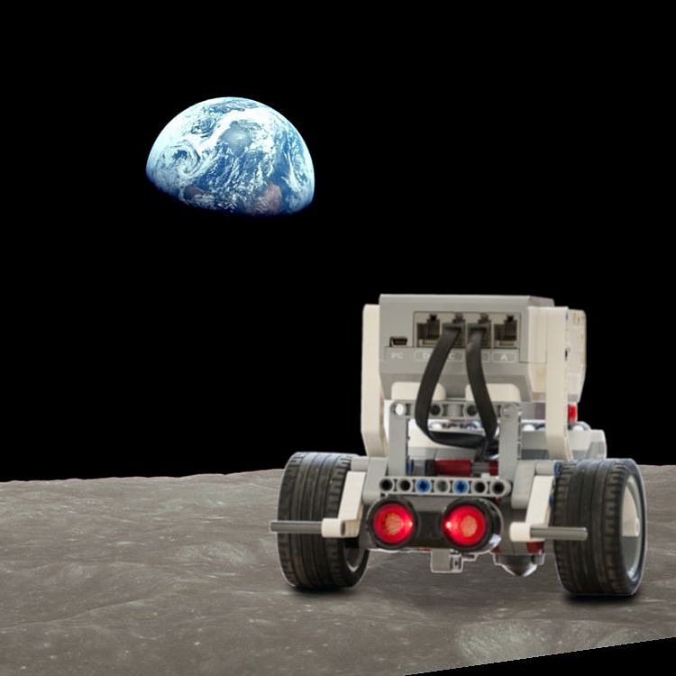 Roboter EV3 als Mondfahrzeug auf dem Mond.