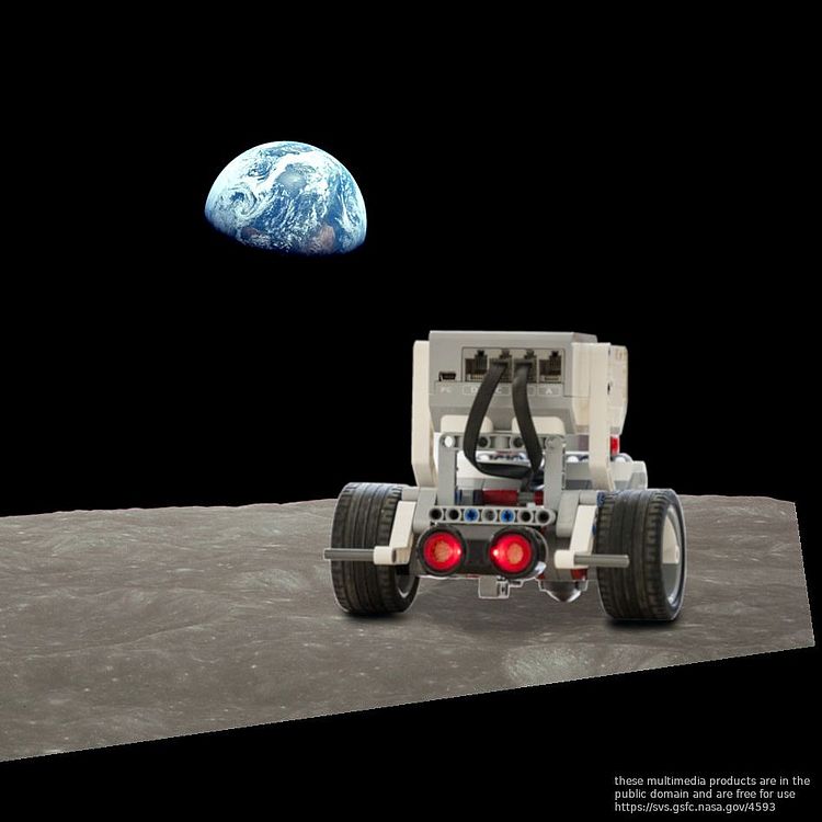 Roboter EV3 als Mondfahrzeug auf dem Mond.