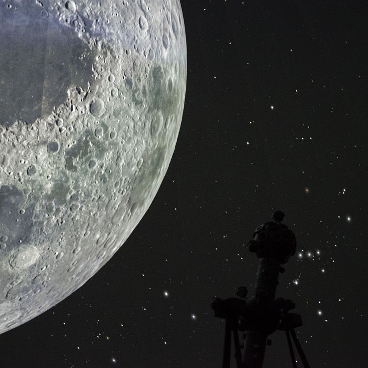 Projektion im Planetarium. Zu sehen sind der Mond und viele Sterne.