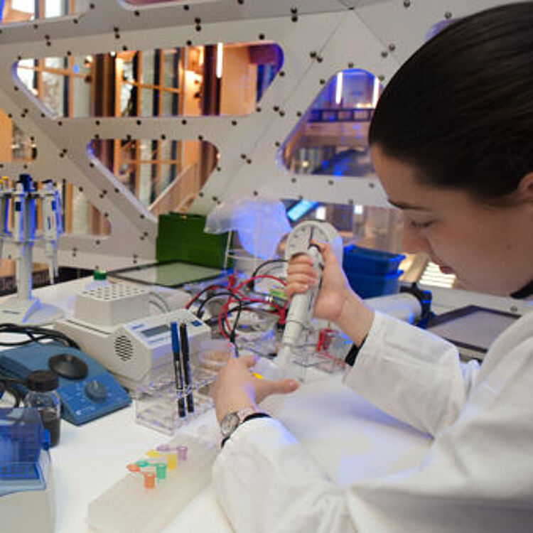 Margherita Kemper beim Experimentieren im Genlabor.
