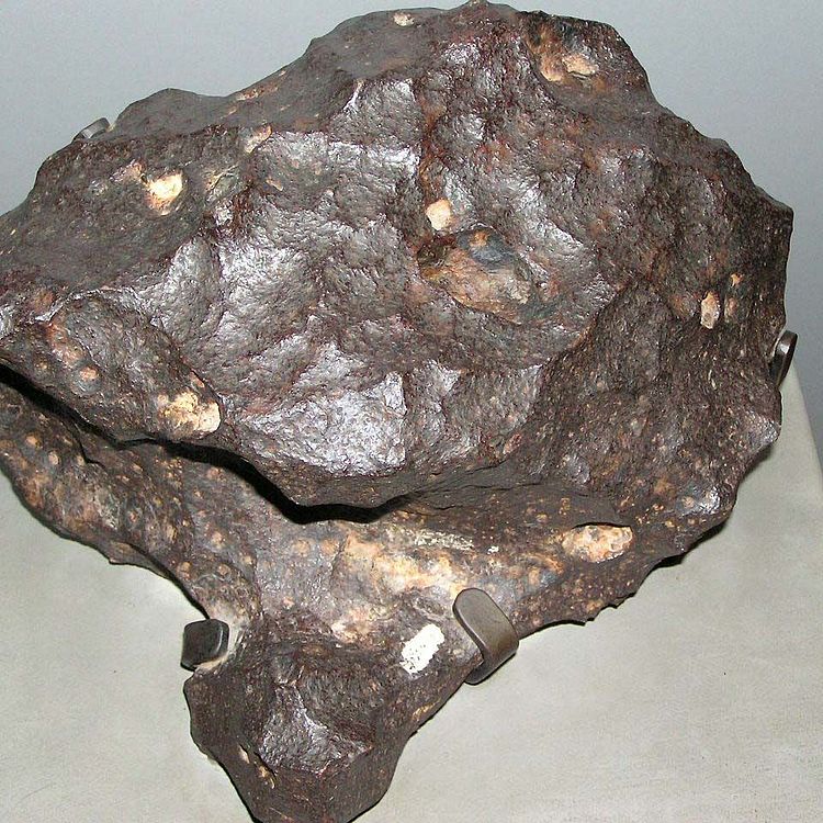 Meteorit in Vitrine