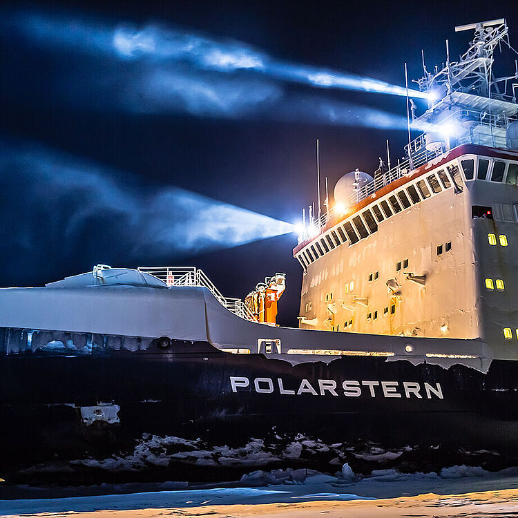 Forschungsschiff Polarstern im Weddellmeer: Einsatz der Bordscheinwerfer.