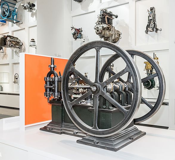 Gasmaschine System Lenoir in der Ausstellung.