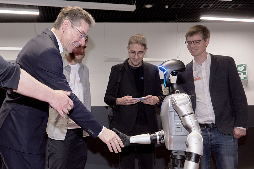 Roboter grüßt Michael Decker 30 Jahre Deutsches Museum Bonn