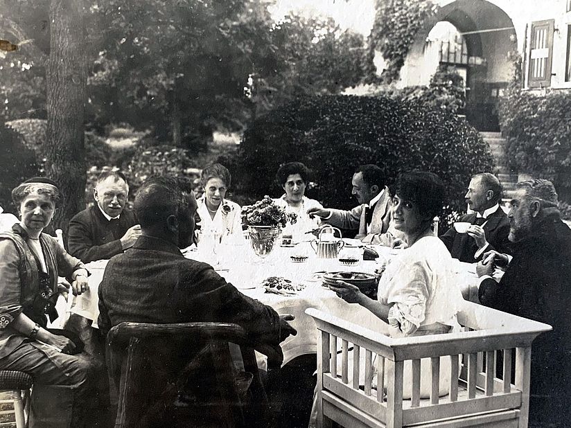 Oskar von Miller mit Emanuel von Seidl Schwarzweiß-Fotoaufnahme: Oskar von Miller mit Emanuel von Seidl aa Kaffetafel, 1915