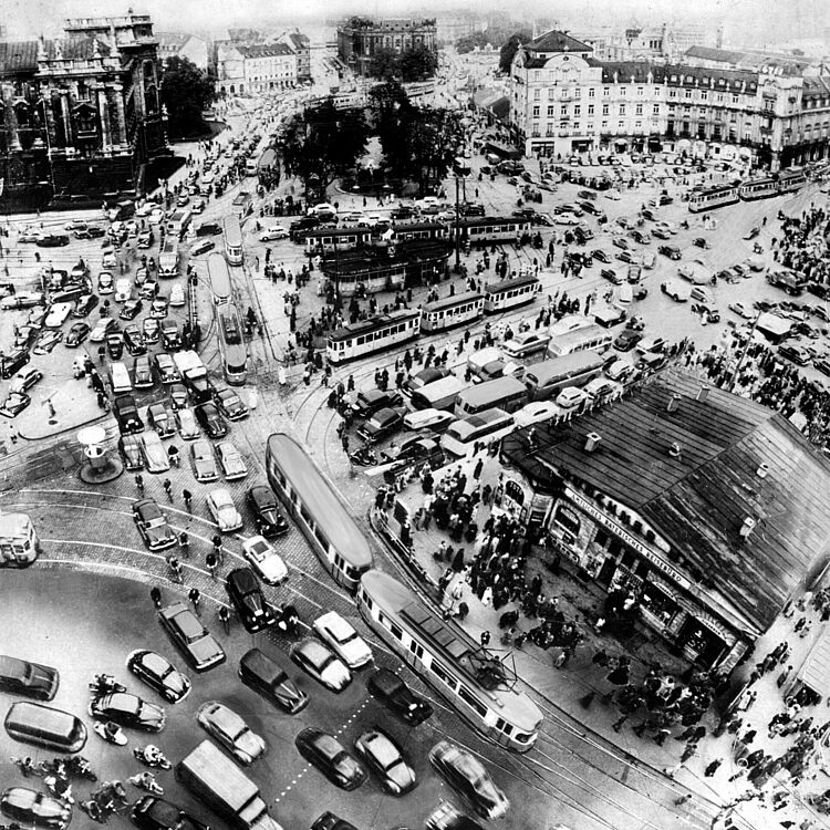 Historische Schwarzweißfotografie vom Verkehr am Karlsplatz München 