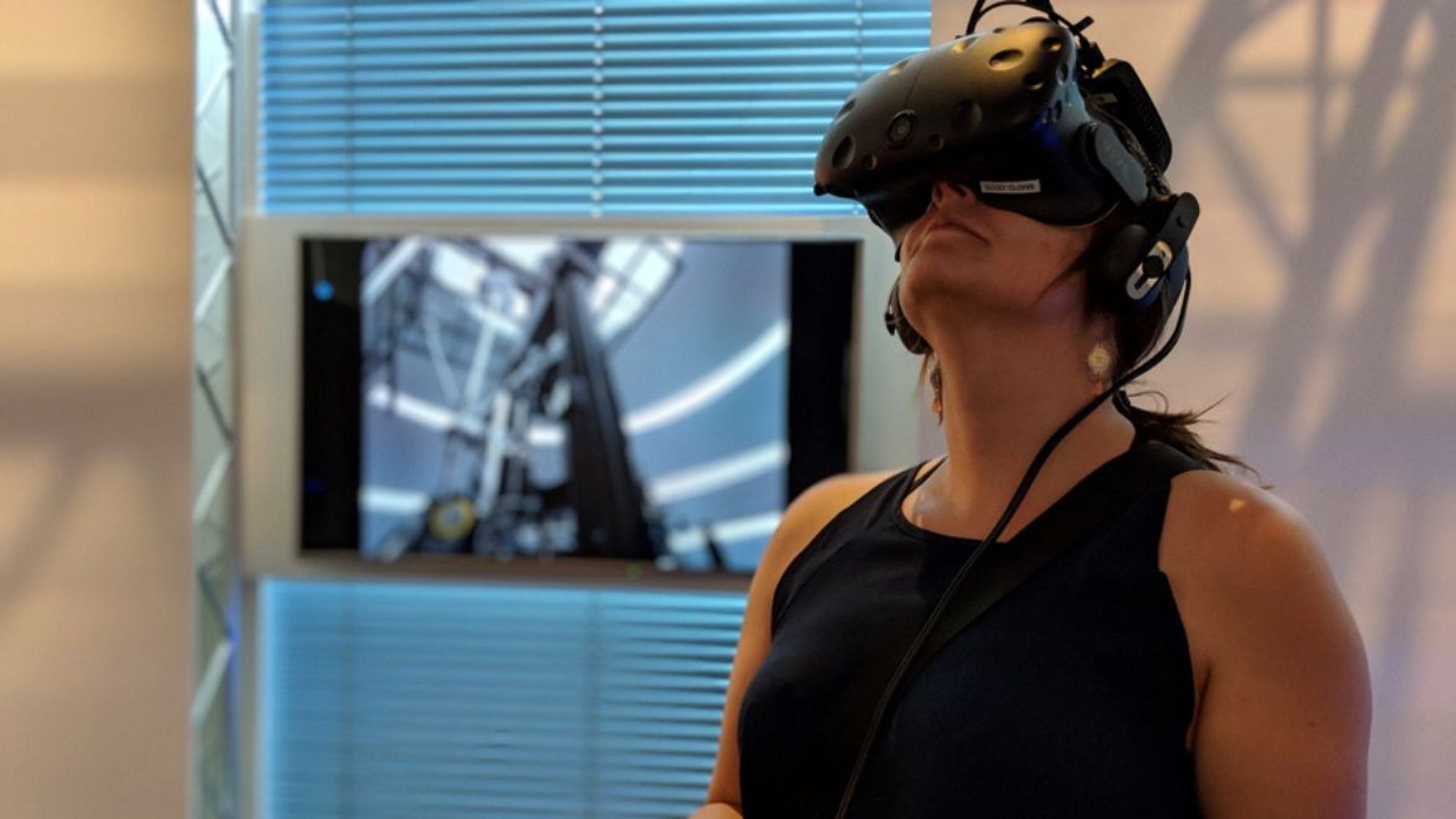 Frau mit VR-Brille und Controllerim VRlab des Deutschen Museums.