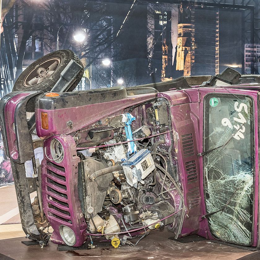 Unfallwagen Jeep liegt auf der Seite