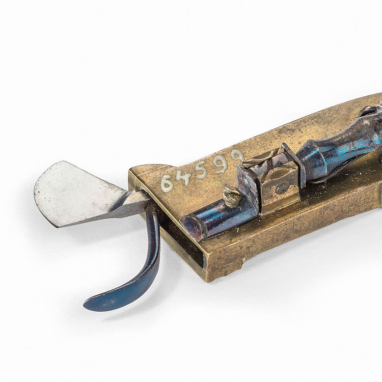 Aderlass-Messer aus Metall mit kleiner Klinge vorne.
