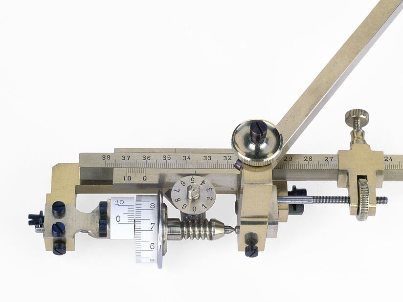 Messingfarbenes mathematisches Instrument, mit Skala, Schenkeln und verschiedenen Drehmechaniken