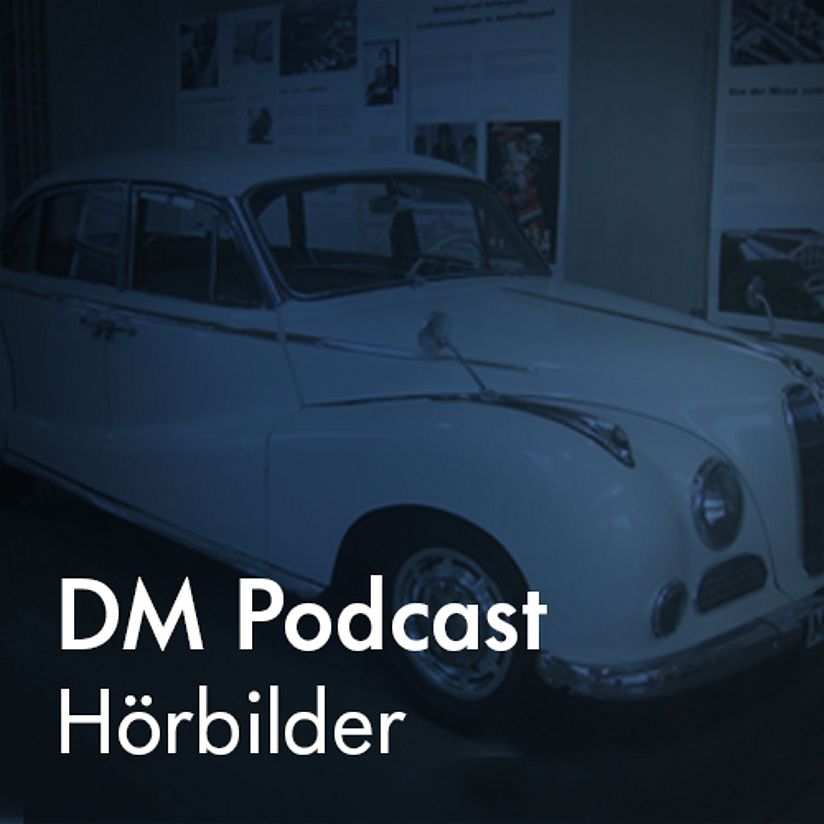 Text Deutsches Museum Podcast Hörbilder. Im Hintergrund ein Motiv aus dem Verkehrszentrum.