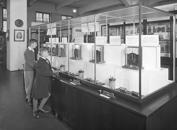 Vorführungen der elektrischen Grundgesetze: Vitrine "Elektrischer Widerstand" in der Abteilung Energietechnik ca. 1930.