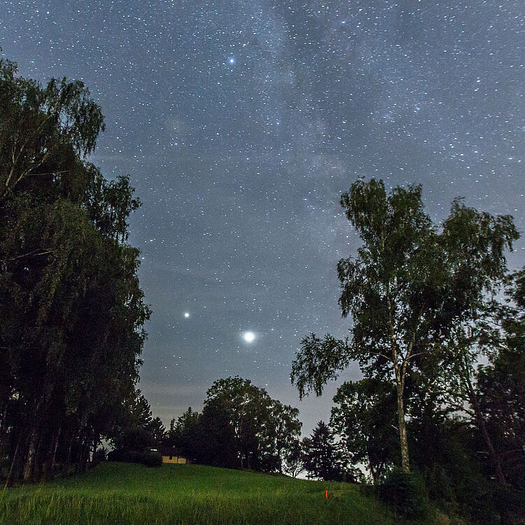 Jupiter und Saturn in der Sommernacht.