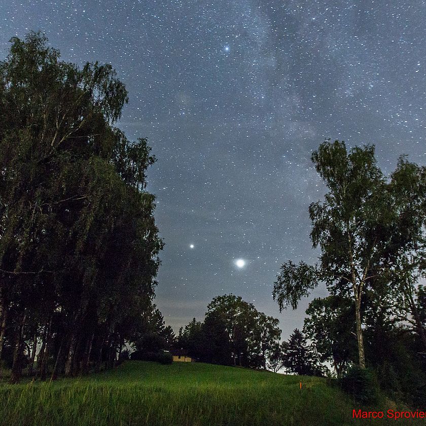 Jupiter und Saturn in der Sommernacht.