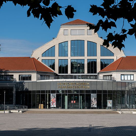 Blick auf den Eingang des Verkehrszentrums.