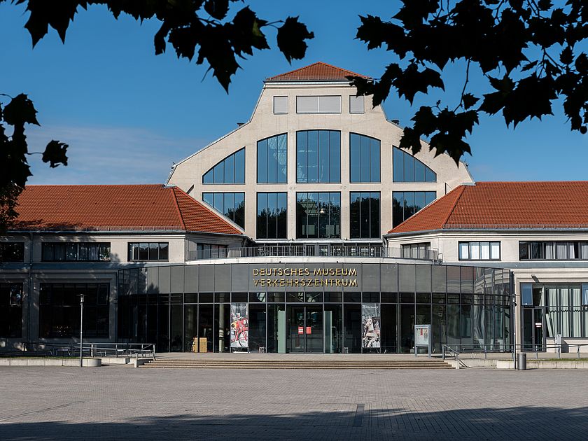 Blick auf den Eingang des Verkehrszentrums.