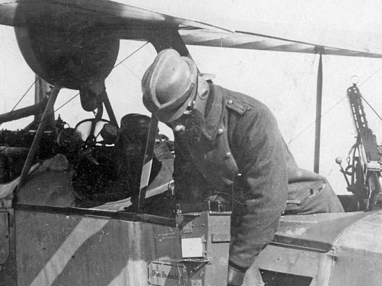 Der Beobachter eines Aufklärungsflugzeugs demonstriert eine Luftbildkamera