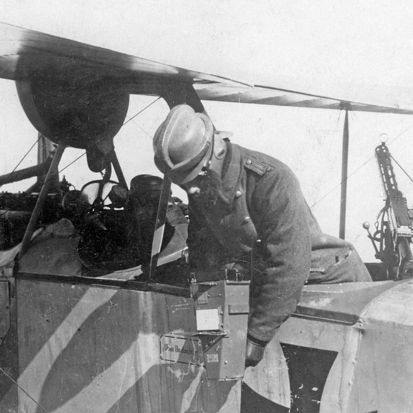 Der Beobachter eines Aufklärungsflugzeugs demonstriert eine Luftbildkamera