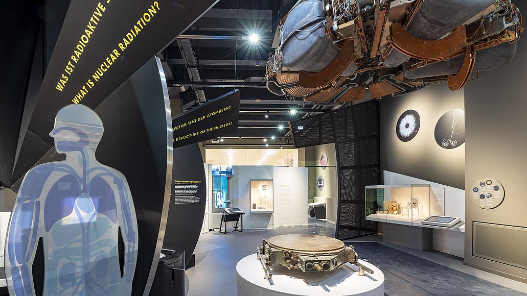 Zur Ausstellung Atomphysik.