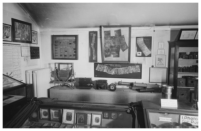 Oskar Messter’s aerial cameras shown in the section “Photographie” of the Deutsches Museum in 1935. 