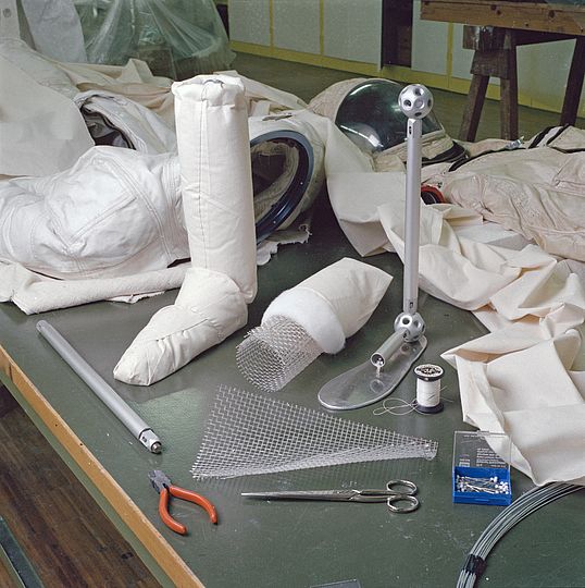Materialen zur Herstellung der Figuren für Raumanzüge und Pilotenanzüge