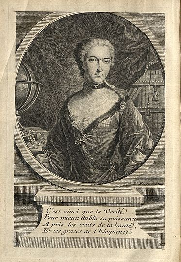 Radierung zeigt Porträt von Emilie du Châtelet. Brustbild im Oval, in pelzgefüttertem Kleid mit Brosche und Pelzhalsband, im Arbeitszimmer stehend mit Globus zur Linken und Bücherregal zur Rechten.