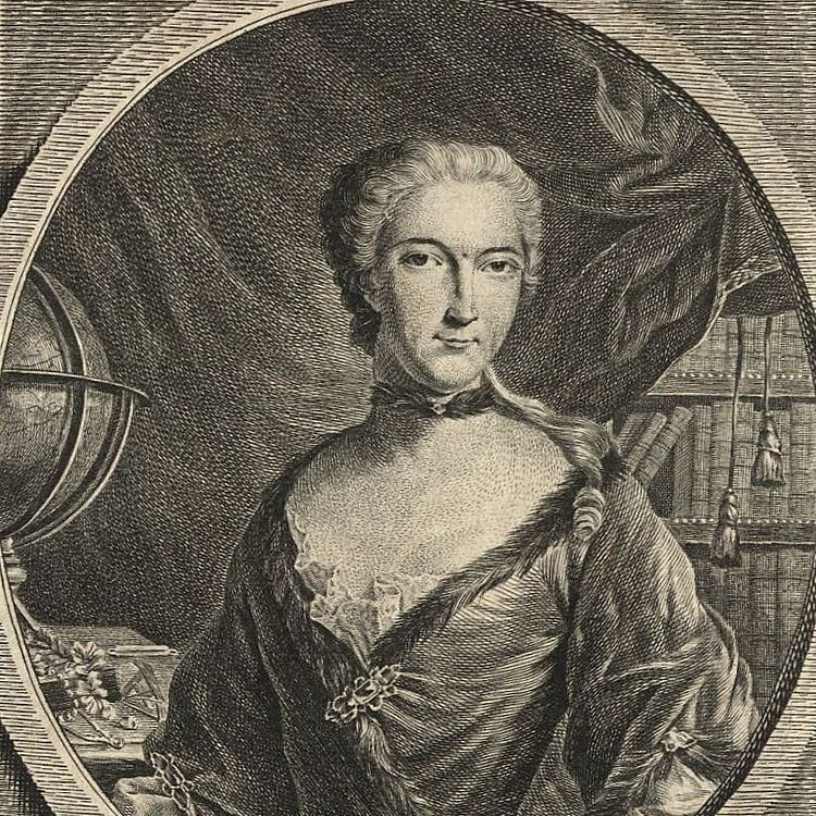 Radierung zeigt Porträt von Emilie du Châtelet. Brustbild im Oval, in pelzgefüttertem Kleid mit Brosche und Pelzhalsband, im Arbeitszimmer stehend mit Globus zur Linken und Bücherregal zur Rechten.