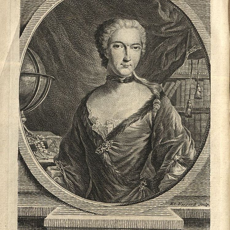 Radierung zeigt Porträt von Emilie du Châtelet. Brustbild im Oval, in pelzgefüttertem Kleid mit Brosche und Pelzhalsband, im Arbeitszimmer stehend mit Globus zur Linken und Bücherregal zur Rechten.