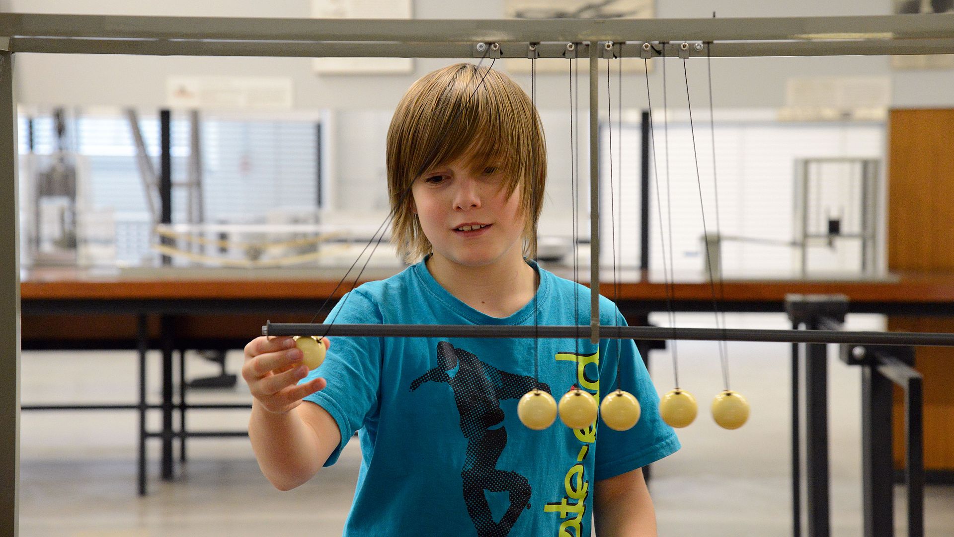 Schulklassenprogramme_Physikausstellung_Kugelpendel_VER4569.jpg Physikausstellung: Schüler vor Kugelpendel