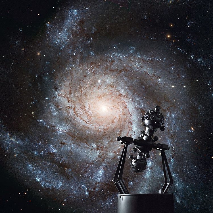 Zeiss Refraktor im Planetarium mit Sternennebel-Projektion im Hintergrund.