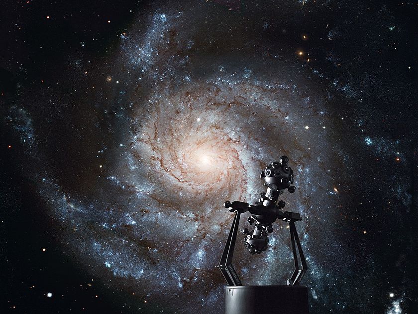 Zeiss Refraktor im Planetarium mit Sternennebel-Projektion im Hintergrund.