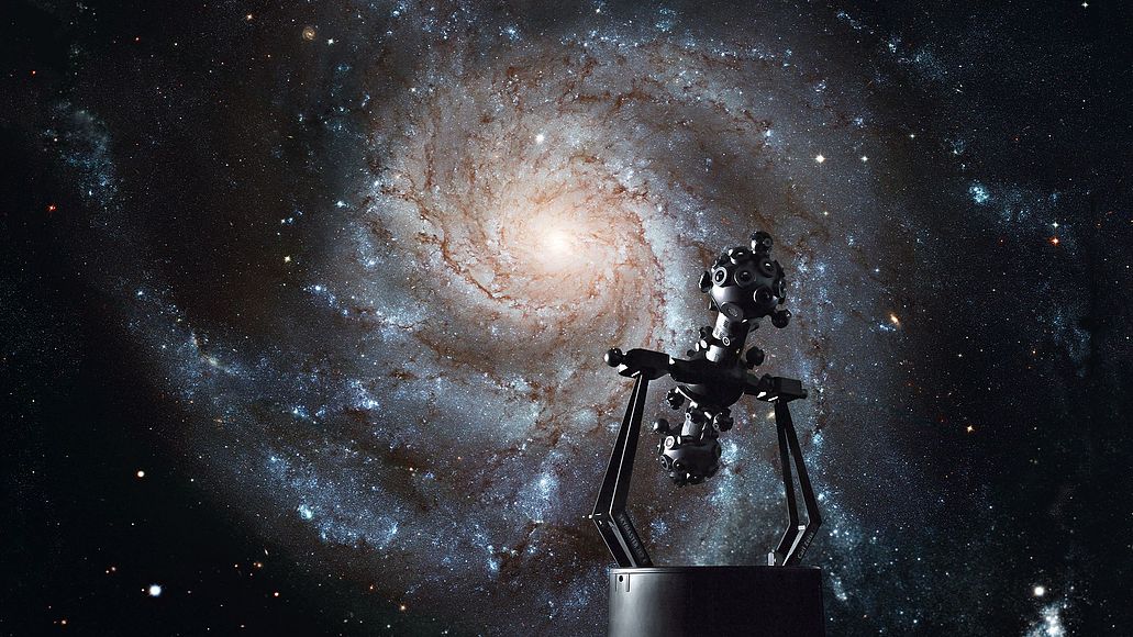 Zeiss Refraktor im Planetarium mit Sternennebel-Projektion im Hintergrund.