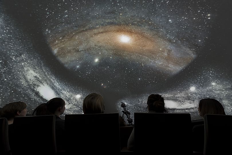 Besucher während einer Vorführung im Planetarium.
