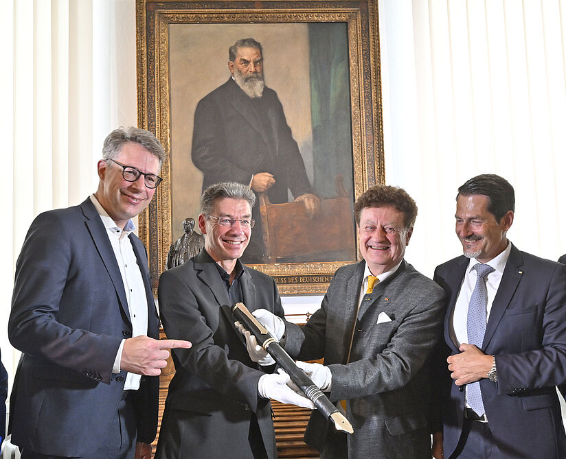 Im Beisein von Bayerns Wissenschaftsminister Markus Blume und TUM-Präsident Thomas F. Hofmann übergibt Wolfgang M. Heckl den Staffelstab an Michael Decker, den neuen Generaldirektor des Deutschen Museums.
