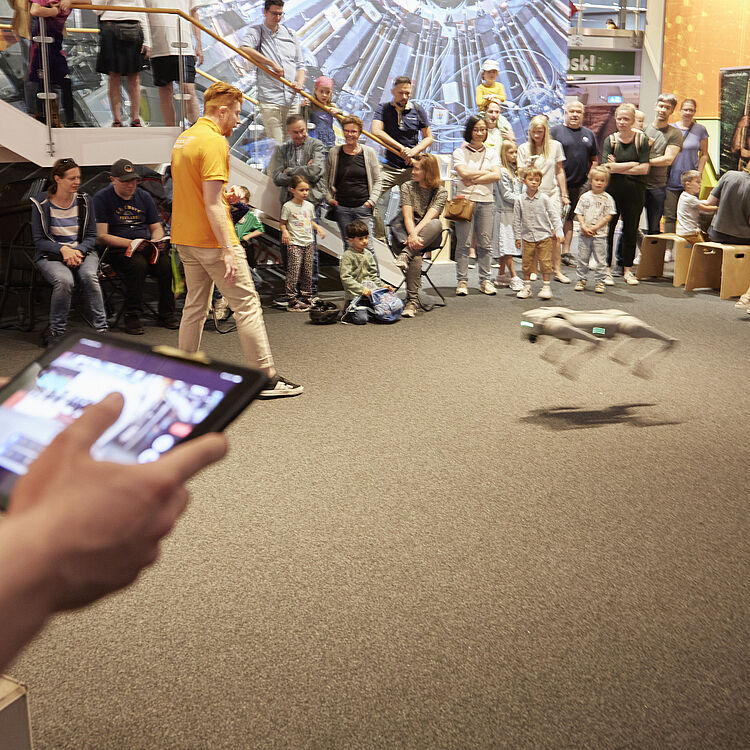 Roboter Hund GO 1 im Erlebnisraum RoboMob.