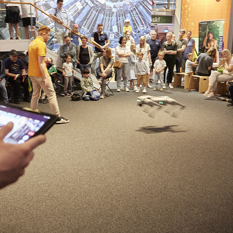 Roboter Hund GO 1 im Erlebnisraum RoboMob.